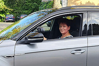 Fahrlehrerin Mandy in ihrem Fahrschulauto