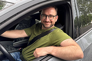 Falko Helfer schaut aus dem Auto